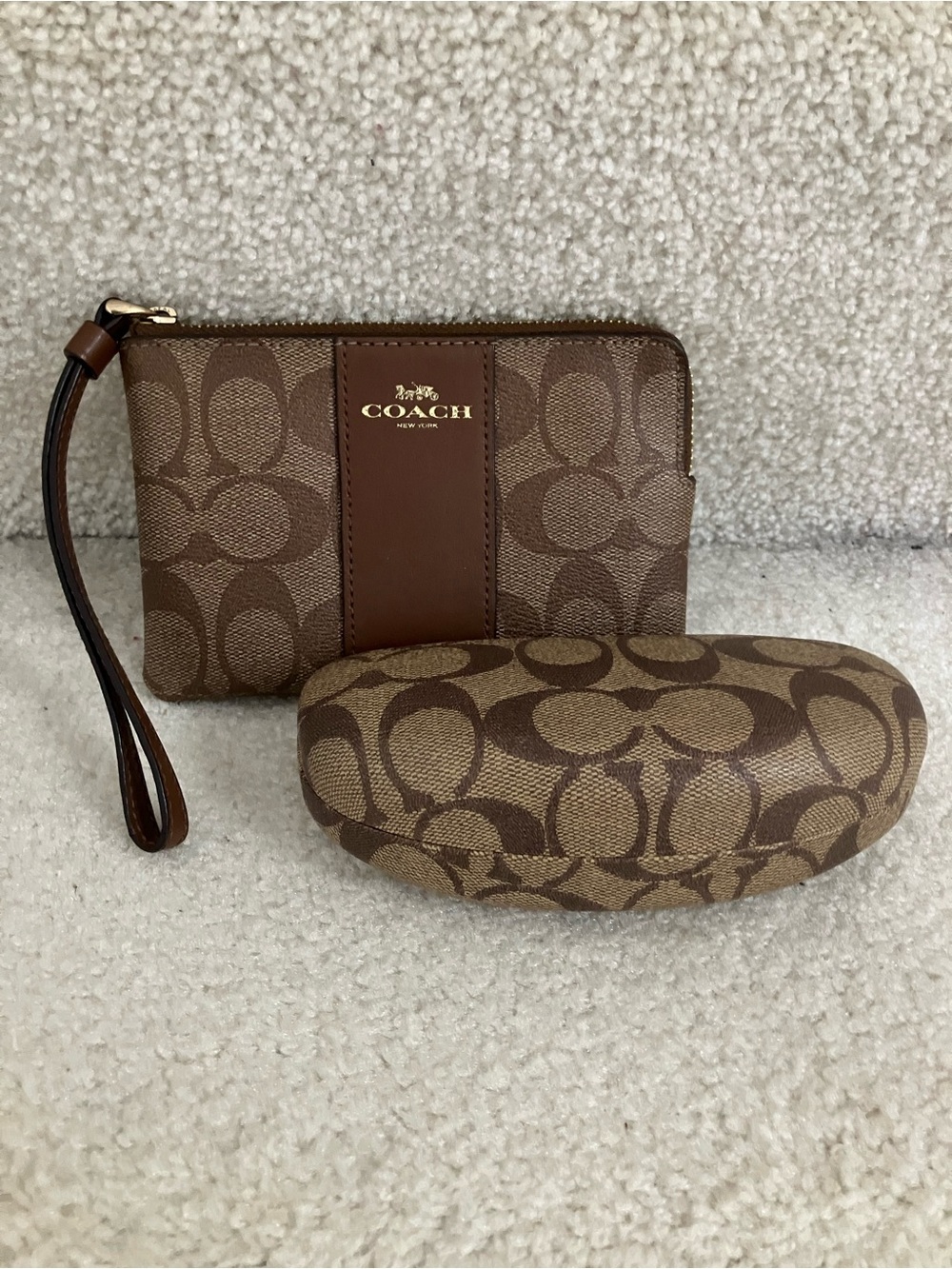 EXCELLENT CONDITION! COACH  SIGNATURE WRISTLET WITH MATCHING SUN/GLASSES CASE